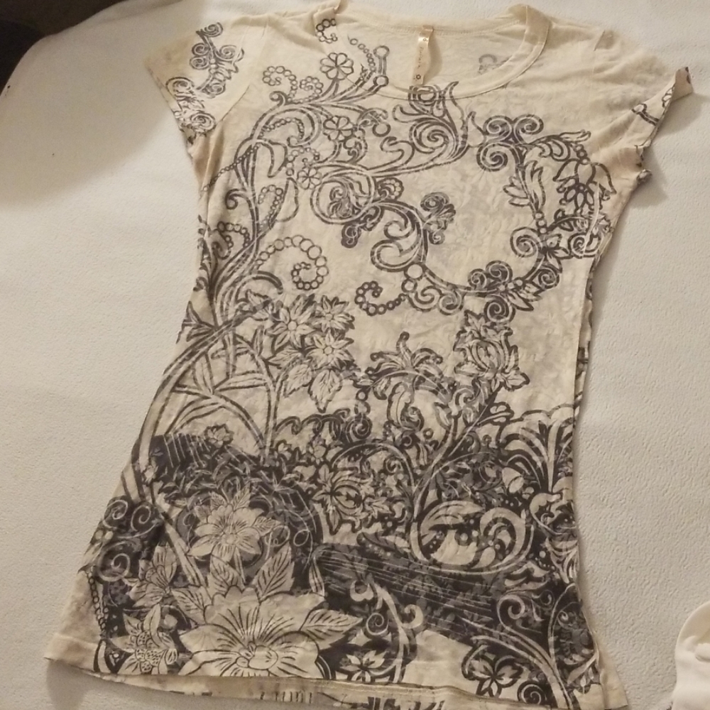 T shirt beautiful, translucent with flowery design